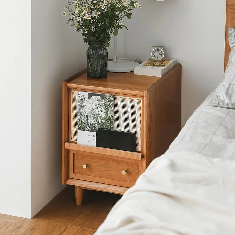 Solid Wood Nightstand 2 Drawers - โต๊ะข้างเตียงหวายพร้อมสถานีชาร์จและไฟ LED โต๊ะข้างเตียงมี 2 ลิ้นชักและขาไม้สำหรับห้องนอน